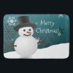 Tapete De Banheiro Teal Snowman Winter Scense Christmas Bath Mat<br><div class="desc">Adicione um toque de feriado ao seu banho com este chato teal Snowman Winter Scene Christmas Bath Mat. Bath mat design apresenta um feliz boneco de neve em uma cena de neve contra um fundo teal adornado com flocos de neve de cor correspondente. Itens adicionais de presentes e feriados disponíveis...</div>