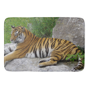 Tapete De Banheiro Tigre Siberiano Relaxando em uma Rocha