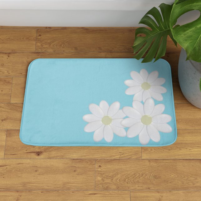 Tapete De Banheiro Trio de Flores Brancas de Margarida Aqua Blue Bath (A trio of daisies on this aqua blue bath mat. )