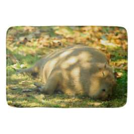 Tapete De Banheiro Uma bela Capybara Sonha no Sol de Verão