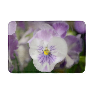 Tapete De Banheiro Violas roxas e brancas por Shirley Taylor