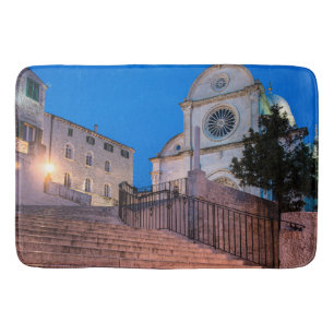 Tapete De Banheiro Visão noturna das escadas e da igreja em Split, Cr