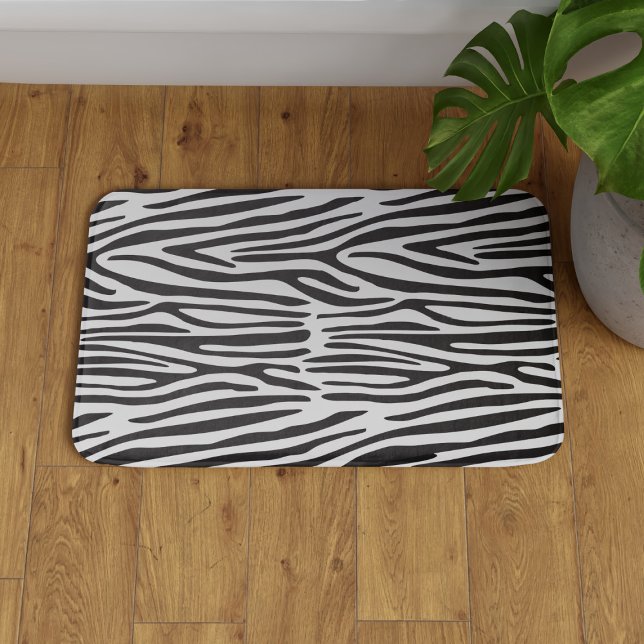 Tapete De Banheiro Zebra Strips Black White Animal Print Bath Mat (Add some wild safari vibes to your bathroom floor with a sleek black and white zebra bath mat )