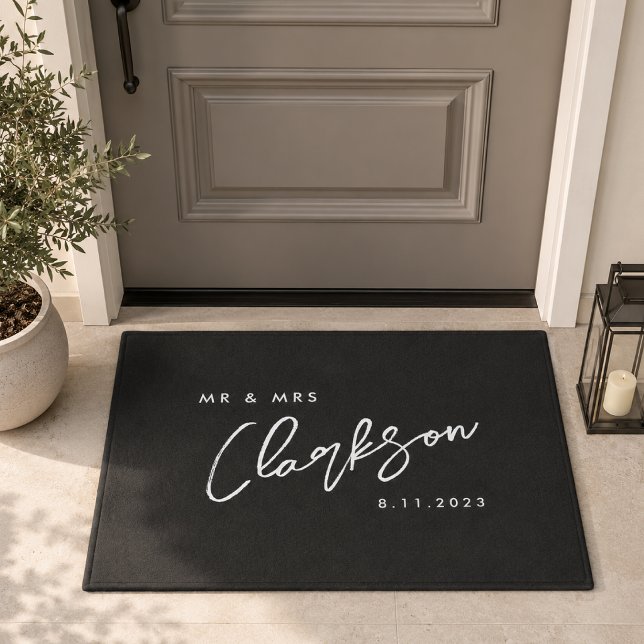 Tapete de Entrada | Tapete de Porta com Sobrenome  (Mr & Mrs personalized black doormat for couples & newlyweds)