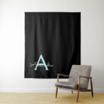 Tapete De Parede Aqua Teal Blue Script Girly Monographic Name<br><div class="desc">Nome do Monograma Simples e Tapeçaria do Azul Negro e Azul-Aqua. Isto faz o doce e perfeito aniversário de 16 anos,  casamento,  chá de panela,  aniversário,  chá de fraldas ou festa de solteira presente para alguém que ama luxo de luxo e estilos quíticos.</div>