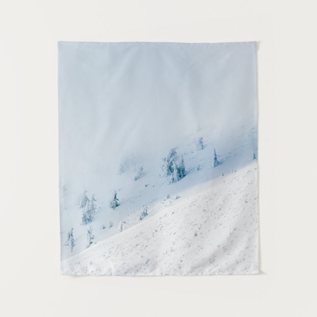 Tapete De Parede Árvores congeladas e nuvens nas montanhas (Frente)