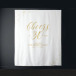 Tapete De Parede Até 30 anos | Festa de aniversário Dourada e branc<br><div class="desc">Esta tapeçaria moderna é perfeita para uma festa de aniversário temática de branco-chico e cor-de-ouro. Sua convidada vai gostar de tirar uma foto com este sofisticado pano de fundo da festa e lembrar do seu dia especial. O design apresenta a tipografia do ouro "Anima-se até 30 anos" e gráficos brilhantes....</div>