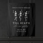 Tapete De Parede Até a morte do nosso Festa de Bachelorette no Fim<br><div class="desc">Este design de convite simples,  mas super chico apresenta esqueletos dançarinos e um tema assustador.</div>