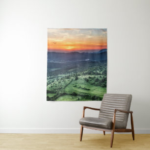 Tapete De Parede Belo pôr do sol atrás dos campos verdes
