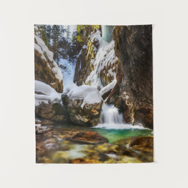 Tapete De Parede Belo riacho no fim do inverno em Gozd Martuljek (Frente)