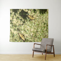 Borboletas de cauda variável em arbustos com flor