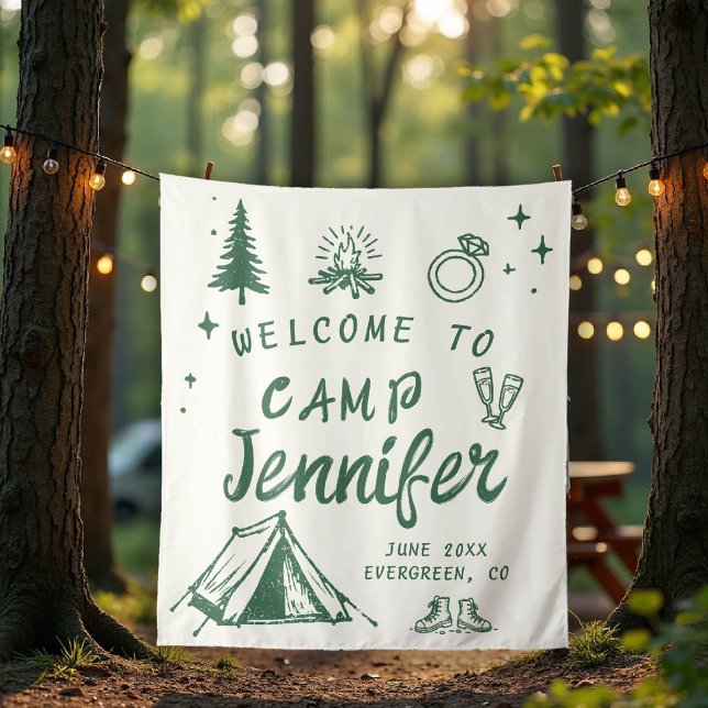 Tapete De Parede Camp Bachelorette Camping Bem-vindo Desenho de Mão (camp bachelorette welcome sign green hand drawn handwriting hand written camping glamping hiking)
