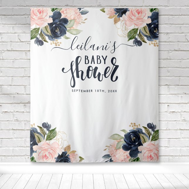 Tapete De Parede Cena de Chuveiro de Bebê Naval Rosa Floral Bem-vin (Blush pink and navy blue floral botanical baby shower typography tapestry perfect for photo ops.)