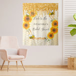 Tapete De Parede Chá de panela noiva para os girassóis brilhantes<br><div class="desc">Ttapeçaria de chá de panela de verão divertida. Fundo amarelo, branco com um padrão de mel. Com uma falsa estrutura geométrica dourada. Decorados com girassóis de cor amarela clara e laranja rústica, bisnagas felizes e dourado esfolado. Com o texto: Noiva a Bee. Personalize e adicione o nome da noiva à...</div>