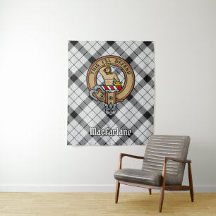 Tapete De Parede Clan MacFarlane Crest sobre Tartan Preto e Branco