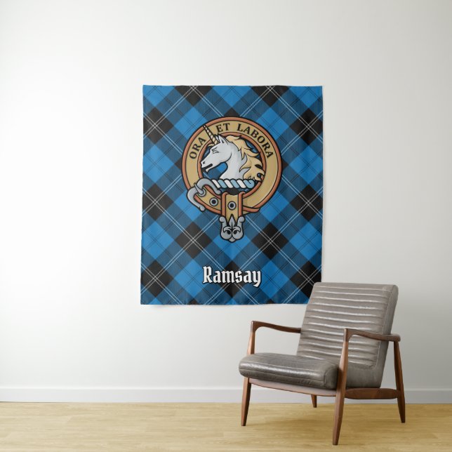 Tapete De Parede Clan Ramsay Crest sobre Blue Hunting Tartan (In Situ)