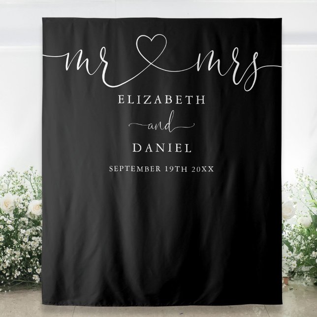Tapete De Parede Coração Preto e Branco Sr. e Sra. Rótulo de Casame (Black And White Mr And Mrs Heart Script Wedding Tapestry)