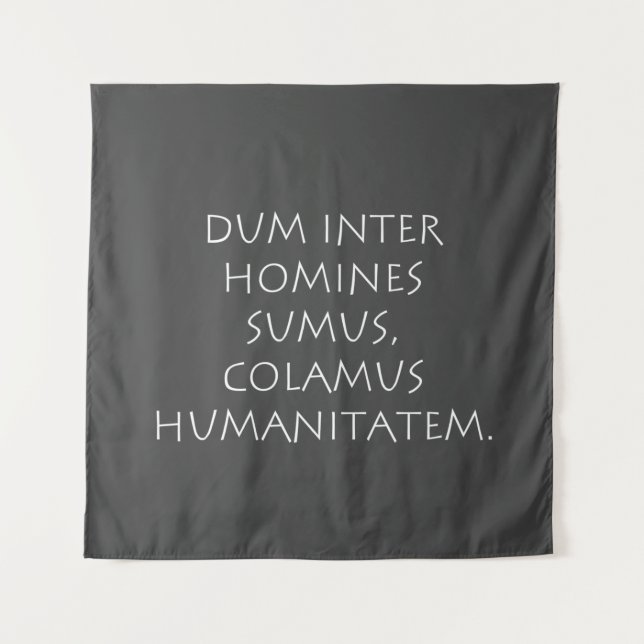 Tapete De Parede Dum inter-homines sumus colamus humanitatem (Frente)
