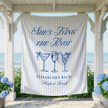 Tapete De Parede Ela é Casando costeira Elegante Desenhada<br><div class="desc">Esta elegante design "Ela é Casando" é perfeita para uma praia ou uma celebração de solteiros costeiros. O design apresenta um tema litoral bonito, com na moda e um layout sofisticado que certamente impressionará seus convidados. Na parte de trás do convite, você encontrará todos os detalhes do fim de semana...</div>