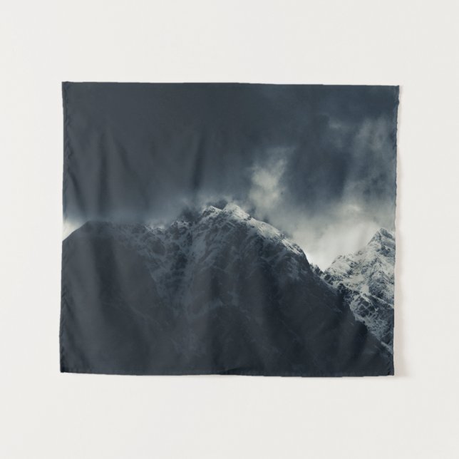 Tapete De Parede Escuridão e nuvens de tempestade sobre montanhas (Frente (Horizontal))