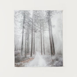 Tapete De Parede Estrada misteriosa numa floresta de neblina congel