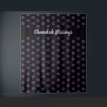 Tapete De Parede ESTRELA DE DAVI | Branco | Plano de fundo CHANUKAH<br><div class="desc">Um retrato moderno, simplesmente estilizado de STAR DE DAVID para suas cabines de fotos HANUKKAH. O design mostra o padrão STAR DE DAVID, cor-de-rosa e roxa, em relação a um fundo NEGRO RICH. O texto diz CHANUKAH BLESSINGS e é PERSONALIZÁVEL, então você pode mudá-lo para o título de sua escolha....</div>