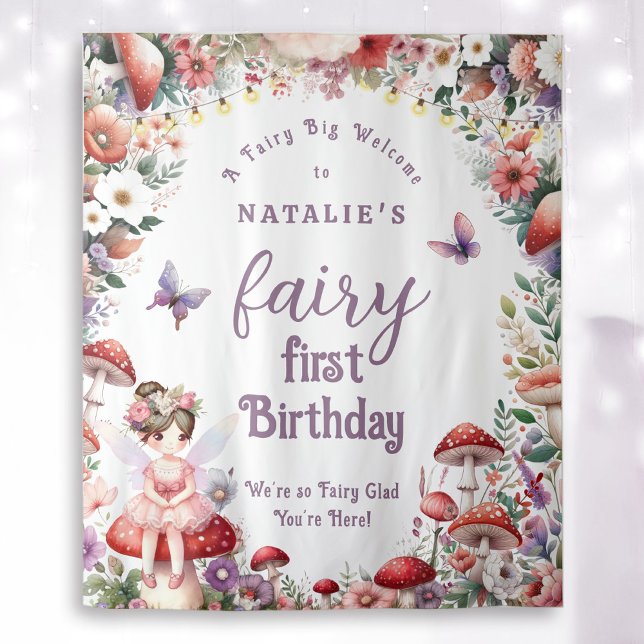 Tapete De Parede Fada Primeira Festa de aniversário Floral Bem-vind (Fairy First Birthday Welcome Backdrop with Brown Hair Fairy Girl and Enchanted Garden.)