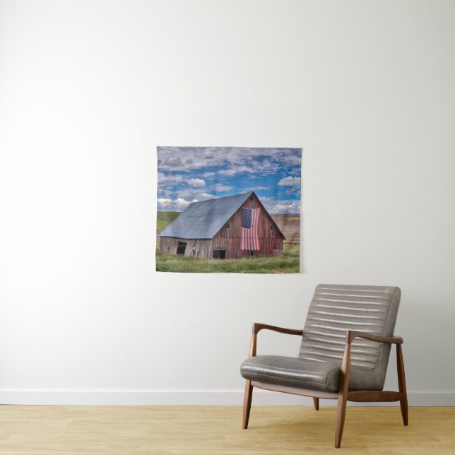 Tapete De Parede Farms | Rustic Red Barn With American Flag (In Situ (Horizontal))