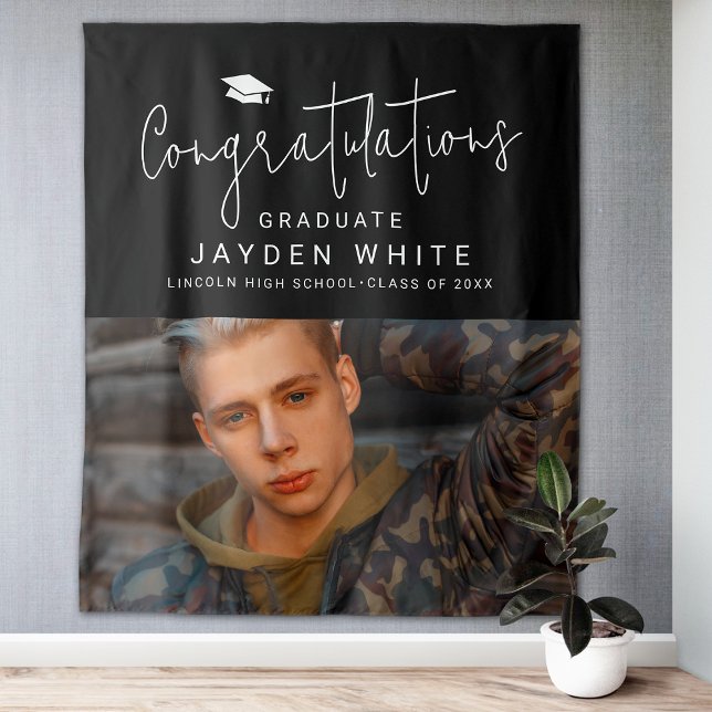 Tapete De Parede Festa de formatura de Fotografias de Script Modern (Black Simple Modern Script Photo Graduation Party Tapestry)