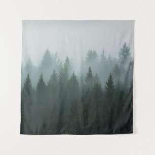 Tapete De Parede Floresta na neblina matinal na montanha. Spruce