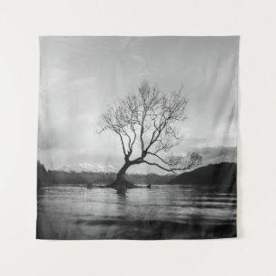 TAPETE DE PAREDE FOTO GRAYSCALE DA ÁRVORE BARATA NO CORPO CALMO DE