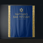 Tapete De Parede Fundo para Fotos de Bar Mitzvah Azul Dourado<br><div class="desc">Tapeçaria Personalizada para Fotos de Bar Mitzvah com fundo azul-marinho e bordas de faixa com brilho dourado e Estrela de Davi falsa no topo. Altere as cores do fundo e as fontes clicando em "personalizar mais" para criar o seu próprio.</div>