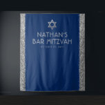 Tapete De Parede Fundo para Fotos de Bar Mitzvah Azul Prata<br><div class="desc">Tapeçaria personalizada para fotos de Bar Mitzvah com fundo azul-marinho e bordas com listras de brilho falso prateado e estrela de Davi cinza e prata no topo. Altere as cores do fundo e as fontes clicando em "personalizar ainda mais" para criar o seu próprio design.</div>