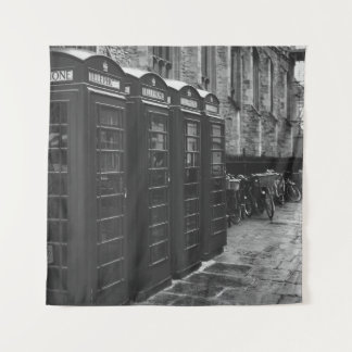 TAPETE DE PAREDE GRAYSCALE PHOTO OF FOUR TELEPHONE BOOTHS LINED UP