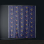 Tapete De Parede HANUKA | Menorá | Dreidel | ESTRELA DE DAVI<br><div class="desc">Elegante e sofisticado fundo de BÊNÇÃOS DO HANUKKAH para os seus estandes de fotos de FERIADO. O design mostra um MENORÁ de cor dourada com ESTRELA DE DAVI multicolorida e um DREIDEL cinza prateado. Na parte superior há um texto curvo que diz BARUCH ATAH, ADONAI (Bendito sejas Tu, ó Deus)...</div>