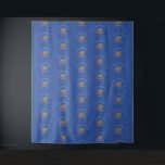 Tapete De Parede HANUKÁ | Pião | ESTRELA DE DAVI | Menorá<br><div class="desc">Elegante e sofisticado fundo de HANUKKAH BLESSINGS para as suas cabines de fotos de FERIADO. O design mostra um MENORÁ dourado com uma ESTRELA DE DAVI multicolorida e um DREIDEL cinza prateado, em um efeito sutil de azulejos contra um fundo AZUL MÉDIO. Na parte superior, há um texto curvo que...</div>