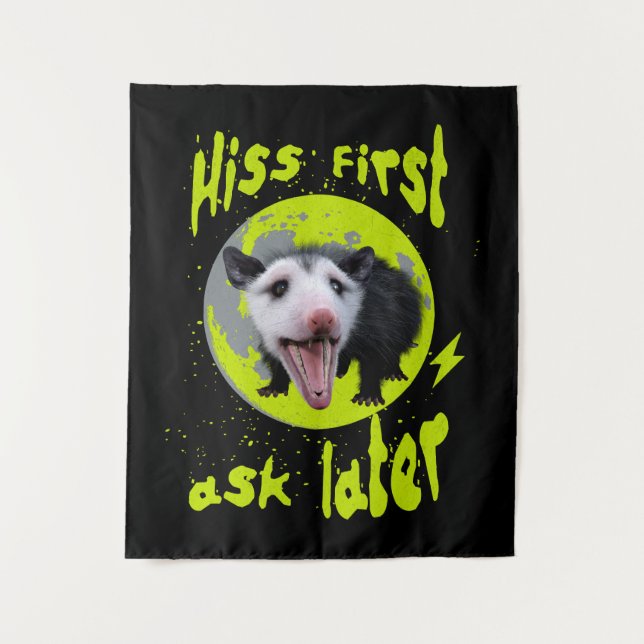 Tapete De Parede Hiss first, ask later Funny Opossum Hissing (Frente)