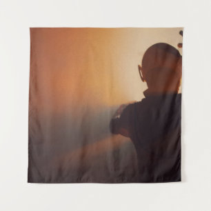 TAPETE DE PAREDE HOMEM EM JAQUETA PRETA VESTINDO BONÉ PRETO