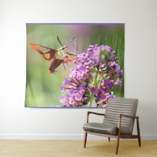 Tapete De Parede Hummingbird Moth em uma Borboleta Bush