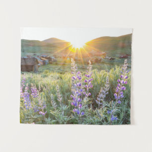 Tapete De Parede Lupines da cidade fantasma de Bodie no por do sol