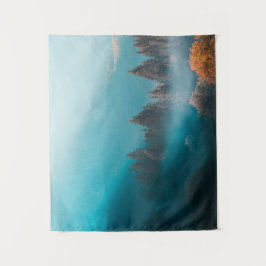 Tapete De Parede Luz brilhante sobre a floresta de outono nebulosa