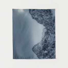 Tapete De Parede Luz do sol e nuvens escuras sobre montanhas nevada