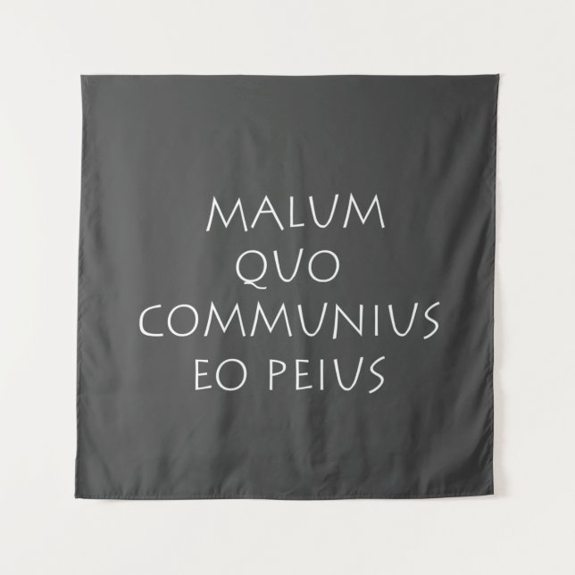 Tapete De Parede Malum quo comunus eo peius (Frente)