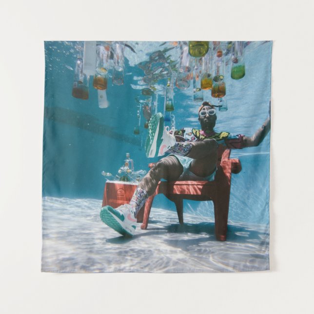 Tapete De Parede Man sitting on chair underwater with floating bott (Frente)
