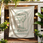 Tapete De Parede Martinis & Matrimony Bachelorette Weekend<br><div class="desc">Este design apresenta um texto moderno e ousado com cocktails desenhados à mão e um tema de martini verde.</div>