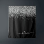 Tapete De Parede Monograma de Letra em Glitter Preto e Prata Femini<br><div class="desc">Tapeçaria de Monograma de Letra e Nome em Glitter Preto e Prata. Isso torna o presente perfeito para os 16 anos,  casamento,  chá de noiva,  aniversário de casamento,  chá de bebê ou despedida de solteira para alguém que ama luxo e estilos chiques.</div>