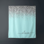 Tapete De Parede Monograma de Prata Leve Azul Aqua<br><div class="desc">Azul-Aqua - Nome do Monograma e Tapeçaria do Script Glitter de Teal e Silver Sparkle. Isto faz o doce e perfeito aniversário de 16 anos,  casamento,  chá de panela,  aniversário,  chá de fraldas ou festa de solteira presente para alguém que ama luxo de luxo e estilos quíticos.</div>