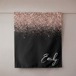Tapete De Parede Monograma preto Rosa Dourado brilhante cor-de-rosa<br><div class="desc">Negra-Menina e Rosa Dourado - Nome do Monograma e Tapeçaria do Script Brilhante Brilhante e Rosa Esbranquiçada. Isto faz o doce e perfeito aniversário de 16 anos,  casamento,  chá de panela,  aniversário,  chá de fraldas ou festa de solteira presente para alguém que ama luxo de luxo e estilos quíticos.</div>