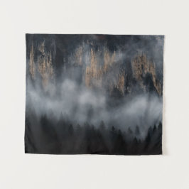 Tapete De Parede Montanhas com neblina através da floresta
