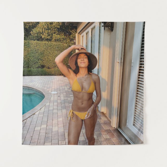 Tapete De Parede Mulher de biquíni amarelo em pé no flo castanho (Frente)